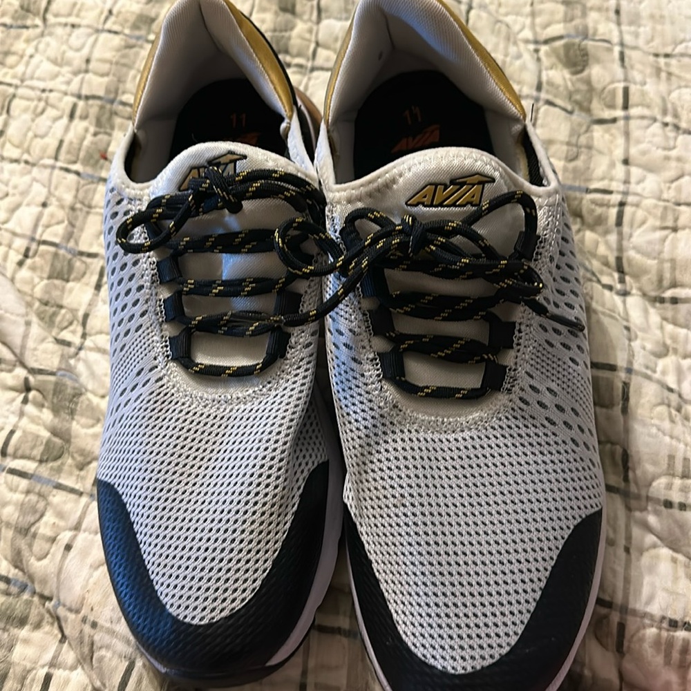 Avis. Black and gold. 02 air